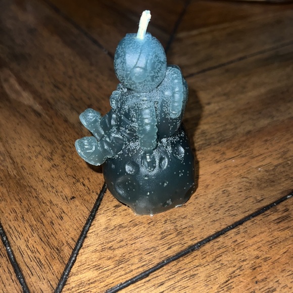 Handcrafted astronaut candle - Picture 2 of 3